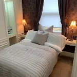 Shelbourne House Харрогейт